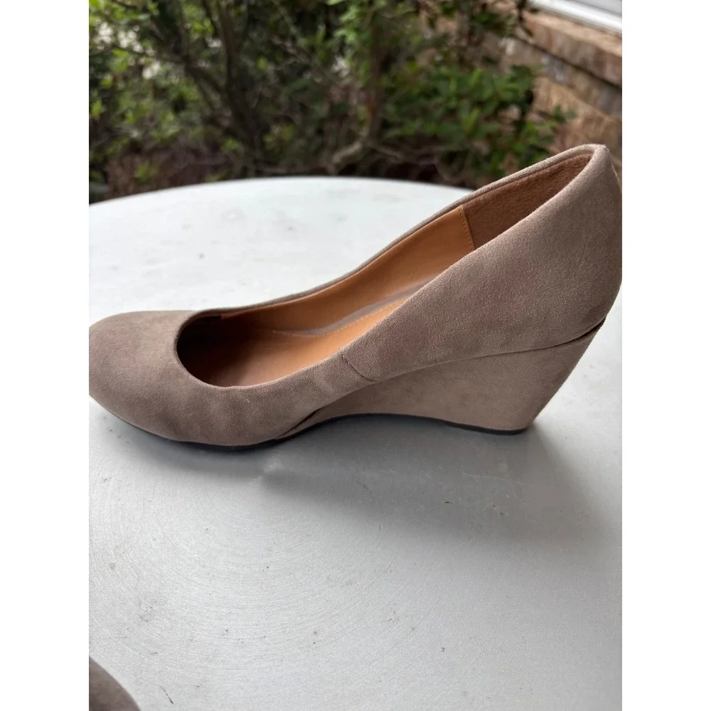 CL by Laundry Womens‎ Taupe Faux Suede Wedge Pumps Almond Toe Size 6M Business